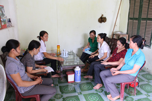Cán bộ Trung tâm YTDP huyện Kim Bôi và Trạm y tế xã Kim Bình tuyên truyền về phòng tránh lây truyền HIV qua đường tình dục. Ảnh: P.V